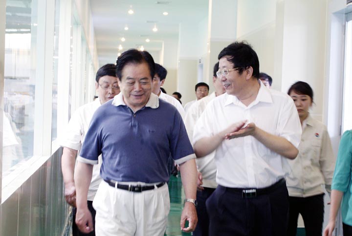 時(shí)任四川省委副書(shū)記、省長(zhǎng)蔣巨峰視察旭虹公司