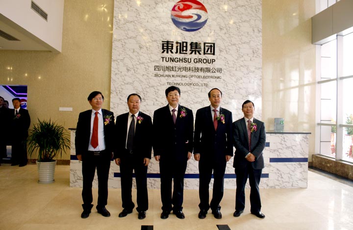四川省委常委、宣傳部部長(zhǎng)吳靖平（右二等與東旭集團(tuán)董事長(zhǎng)合影